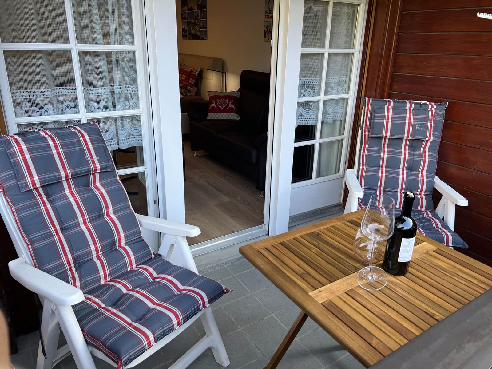 Südbalkon des Studios mit Tisch und gepolsterten Sesseln