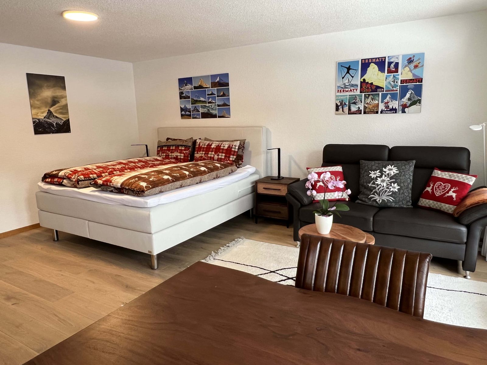 Wohnraum des Studios mit Doppelbett und Sofa