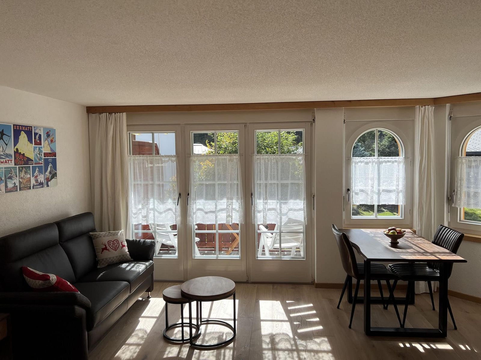 Wohnbereich des Studios mit Sofa und Esstisch