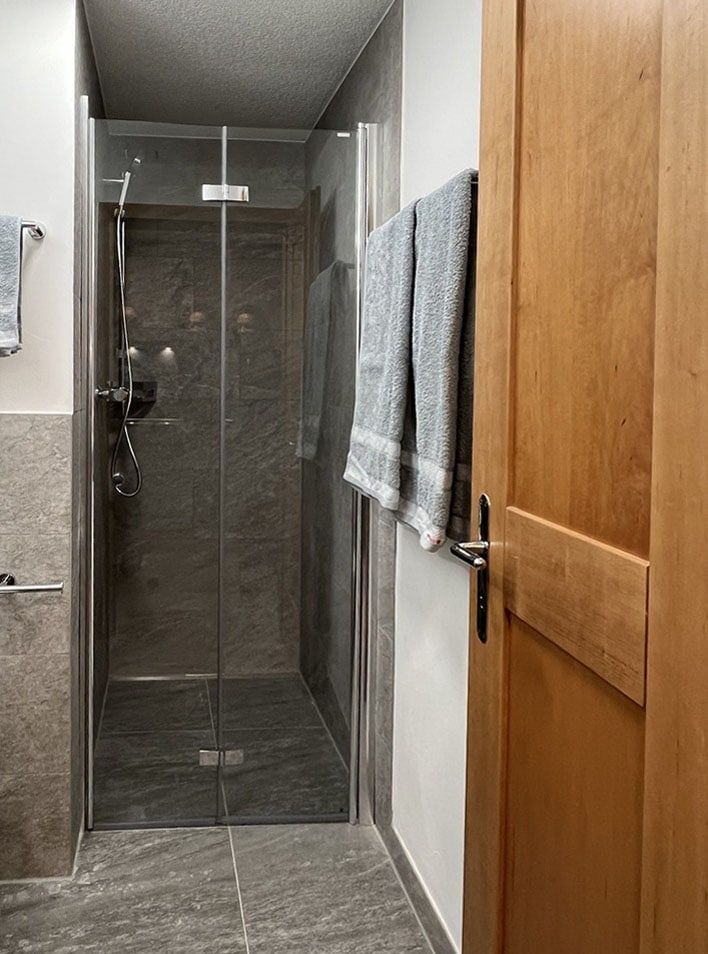 Dusche im Bad des Studios