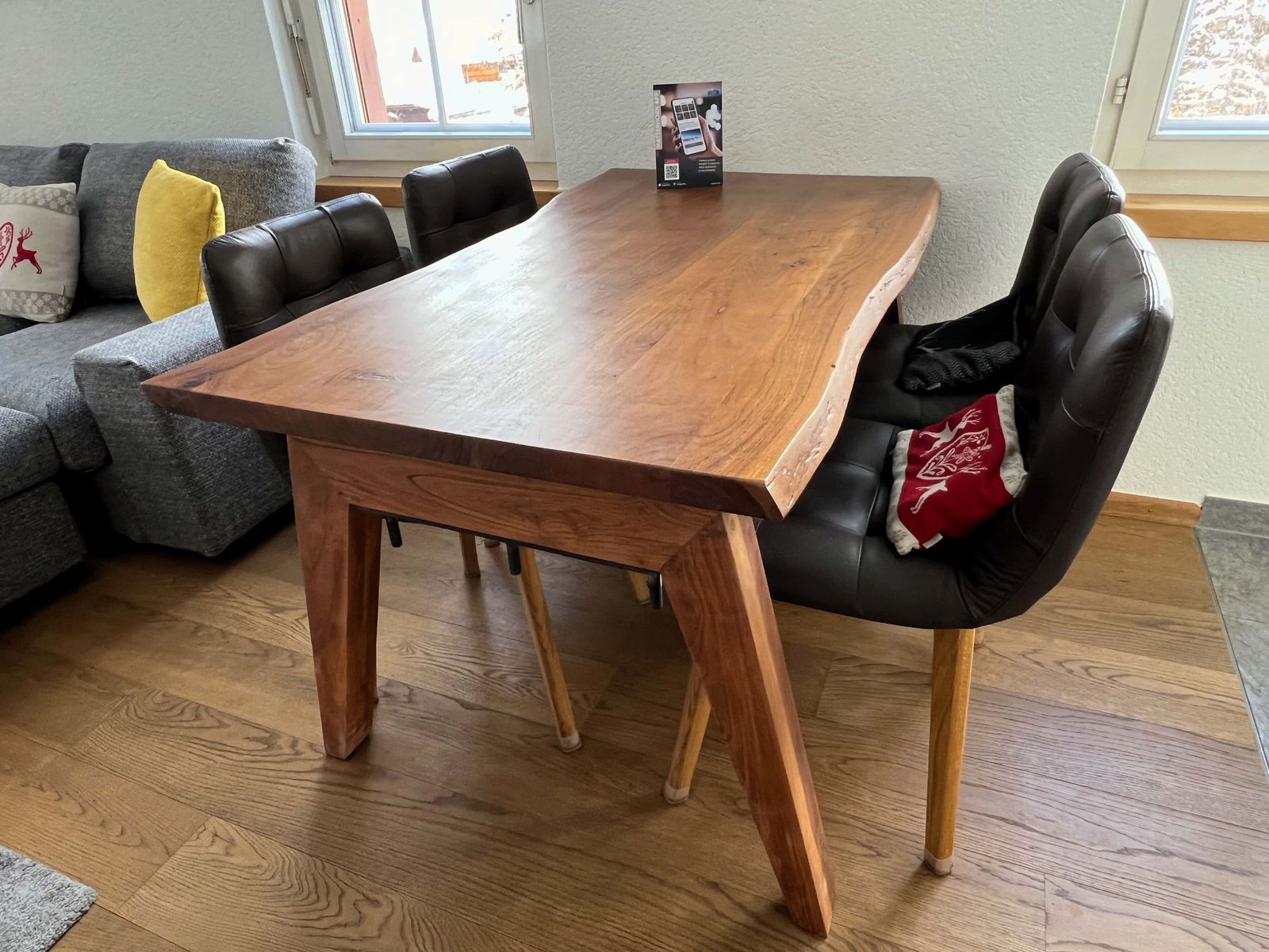 Esstisch mit Stühlen im Apartment