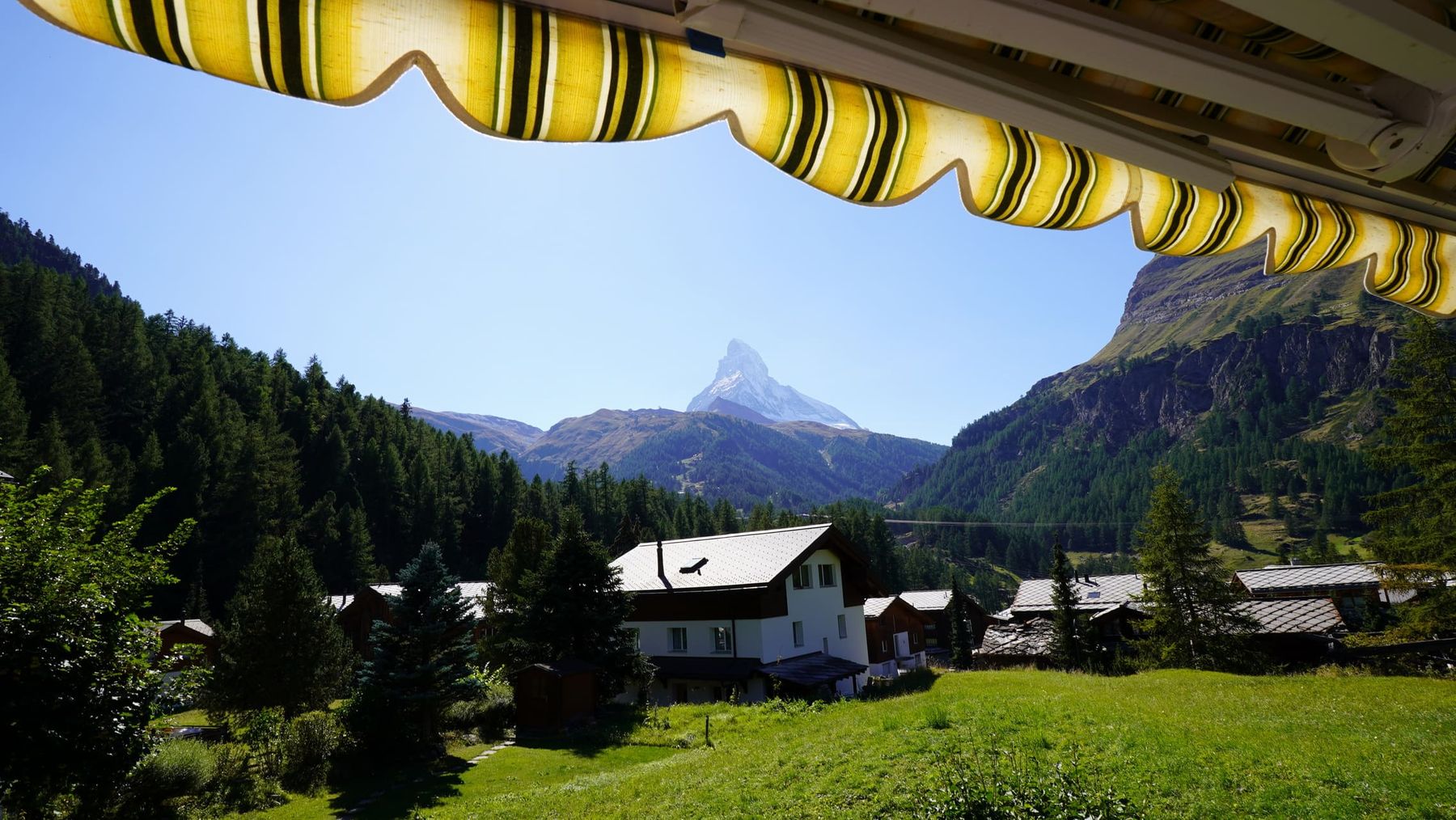 Das Matterhorn über Wiese und Häusern