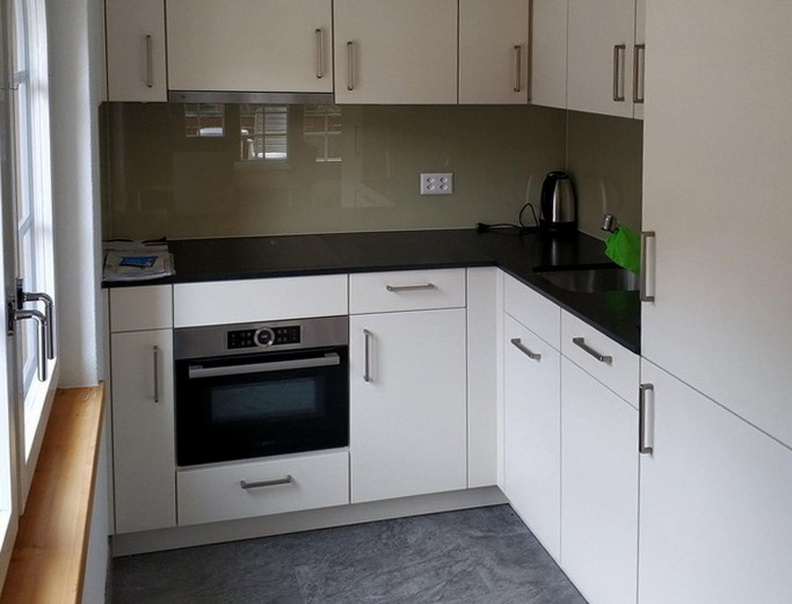Küche des Apartments mit Backofen