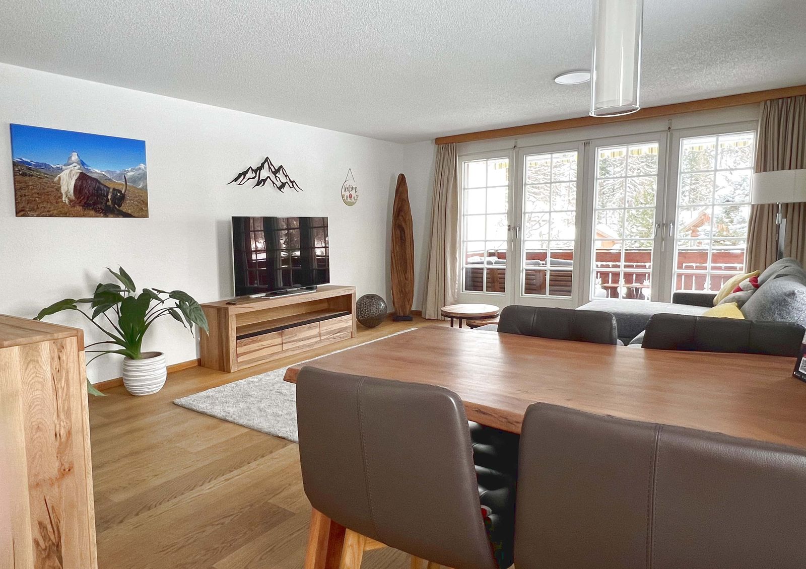 Esstisch und Fernseher im Wohnbereich des Apartments