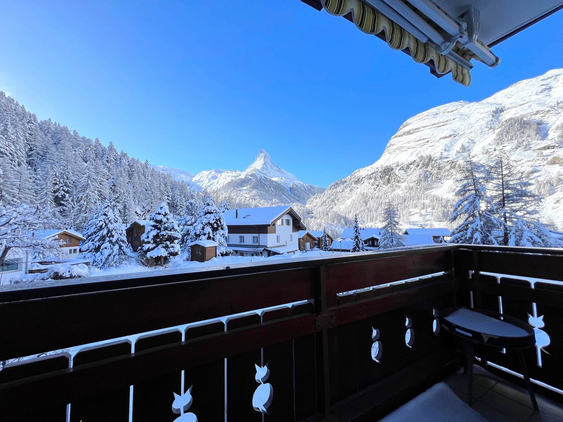 Winterblick vom Balkon auf das Matterhorn und verschneite Häuser